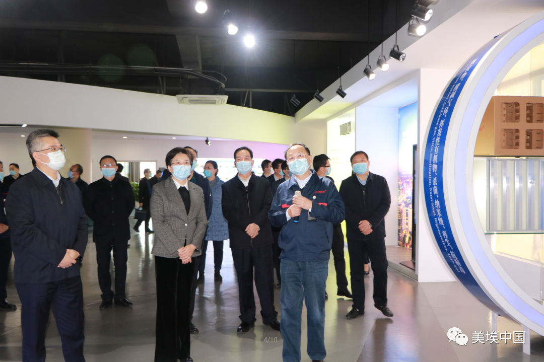 　　在展厅参观过程中，董事长蒋立向韩市长详细介绍龙8在纳米级芯片、大型平板显示器、GMP制药、医院负压系统等极端洁净环境龙8的技术及市场领先地位，龙8同时将超洁净技术转化应用于商用人居环境、生物安全、医疗健康等领域，并大力发展废气排放及餐饮油烟治理，致力于提供产品全生命期成本更优的空气净化解决方案。