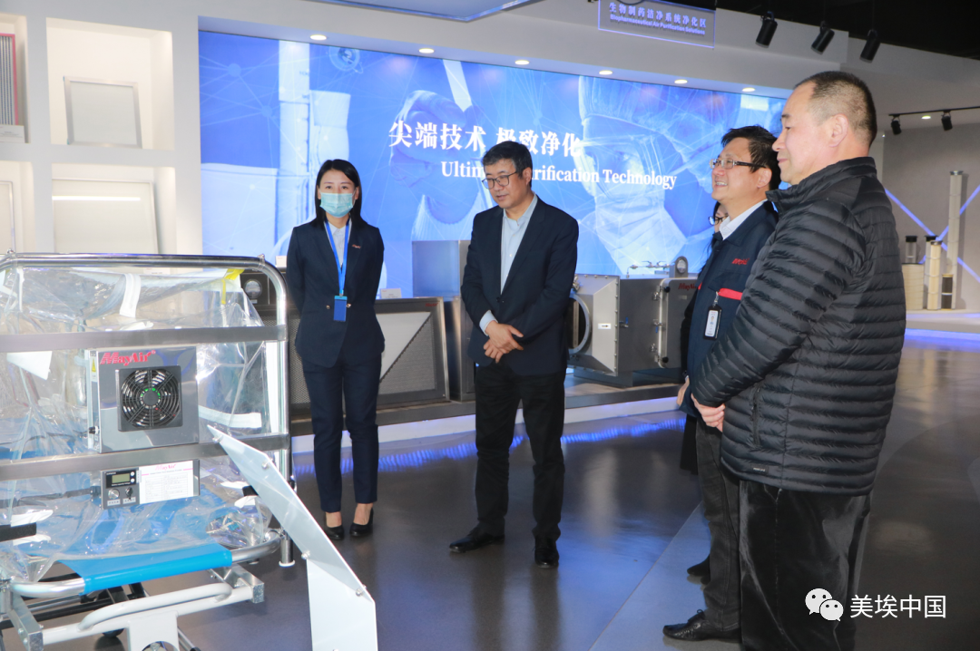 　　李秘书长、黄秘书长一行先后参观了龙8公司产品展示厅、研发实验室及生产车间。叶伟强先生向专家介绍了龙8的发展历史、核心技术及应用行业。龙8成立于2001年，在南京设立4万平方米的研发制造中心，超过百名研发人员，拥有FFU(FAN FILTER UNITS)节能降噪和系统集成技术、超高效过滤技术、基于物理/化学吸附的活性炭吸附技术、催化氧化分解除VOCs技术、离子交换吸附技术、油雾离心分离技术、计算流体力学模拟(CFD仿真)技术等多项核心技术。该公司在中国和马来西亚共有6个生产基地。主要业务涵盖半导体洁净室净化、医疗健康、室内空气品质优化和环境排放治理等领域。专家对于龙8在半导体洁净室、医疗健康、商用人居、环境排放等应用领域取得的成绩给予了高度肯定。
